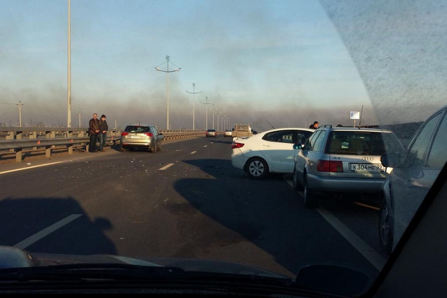 Из-за горящей травы на Приморском кольце столкнулись сразу 5 машин (фото)