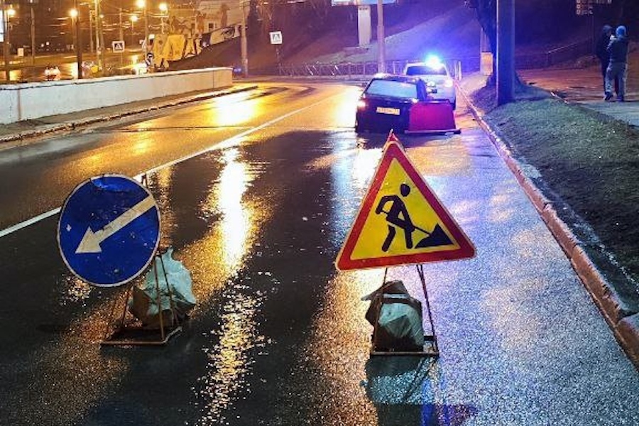 В Калининграде из-за дорожного провала закрыли съезд с эстакадного моста (фото)