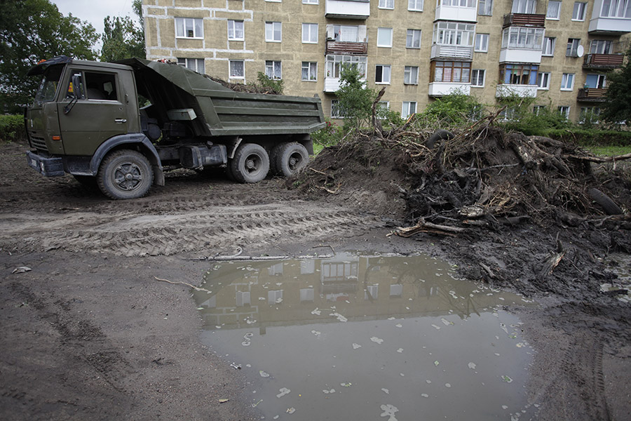 На ул. Озерова вырубили 16 тополей, участок разравнивает экскаватор (фото)