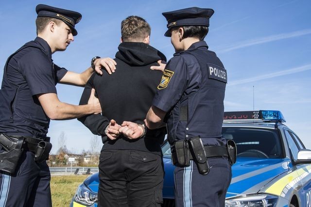 В Германии полиция задержала мужчину, облизавшего поручни в метро