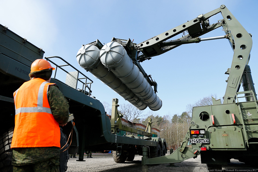 На страже: С-400 отразил атаку вероятного противника