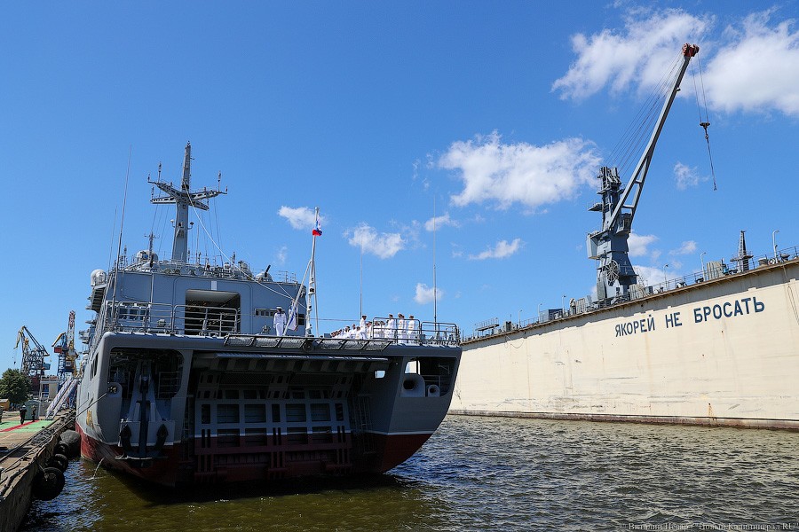 Трудный путь во флот: на БДК «Иван Грен» подняли Андреевский флаг