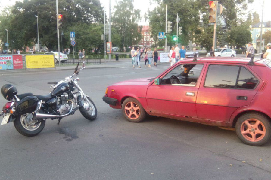Рядом с ТЦ «Маяк» в Калининграде мотоциклист врезался в «Вольво», движение затруднено (фото)