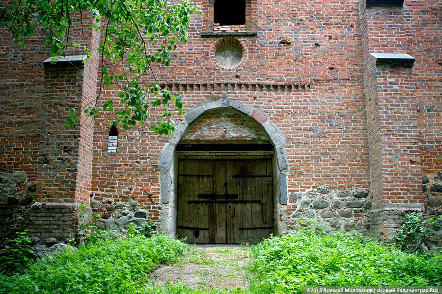 Без окон и дверей: законсервированная Кирха в Домново начала разрушаться