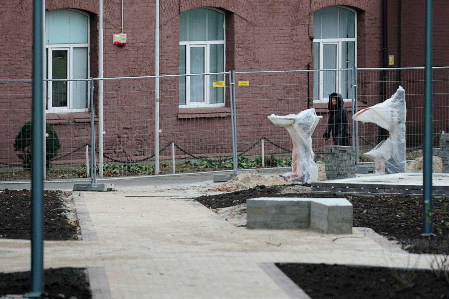 Объять необъятное: что происходит на ул. Рокоссовского, где никак не завершится ремонт (фото)