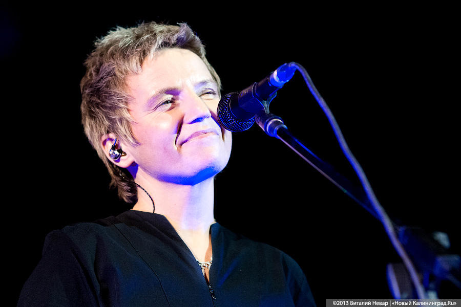 «Вечер поэзии»: «Сурганова и Оркестр» поздравили калининградок с 8 марта