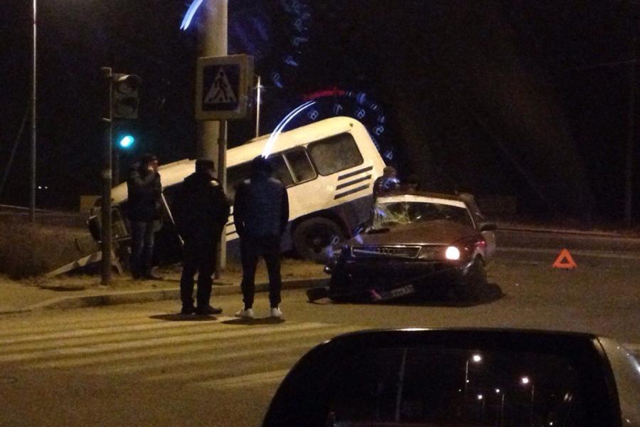 В Калининграде пассажирский автобус вылетел в кювет после столкновения с «Ауди» (фото)