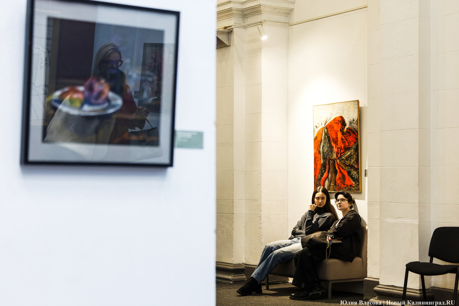 Вселенная смыслов и эмоций: в Музее искусств открылась выставка «Космос красного» (фото)