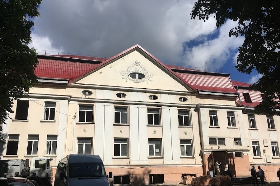 С историей в 100 лет: из старого корпуса ДОБ делают «взрослую» поликлинику (фото)