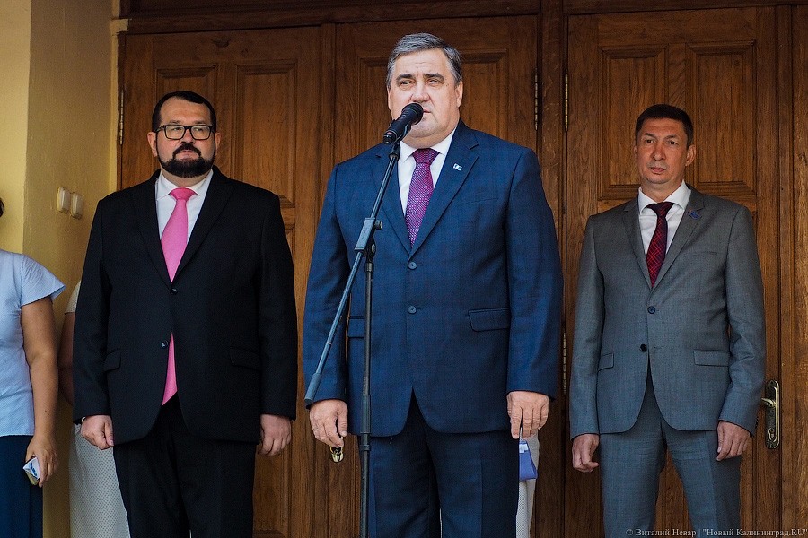 Банты, цветы, печальные дети: 1 сентября в Калининграде (фото)