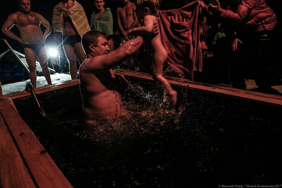 Окунулся, перекрестился: как прошли Крещенские купания в Калининграде (фото)