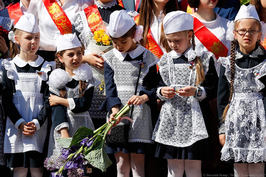 Майский вальс и слёзы: в школах Калининграда прозвенел последний звонок (фото)