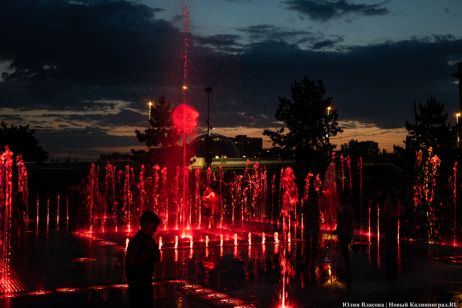 Огни, вода и гимн России: как работает «поющий» фонтан у Кёнигсбергской биржи (фото)