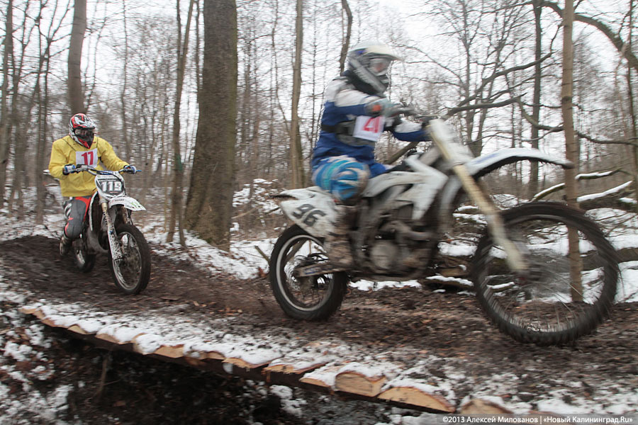 «Пингвиньи гонки»: фоторепортаж с зимнего мотокросса