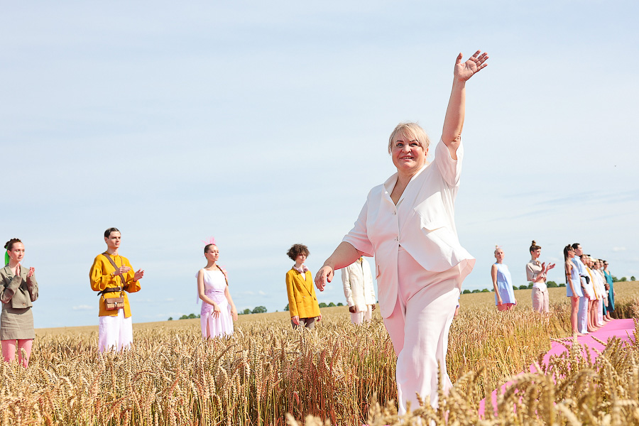 Один в поле — дизайнер: на Дне поля прошёл модный показ в колосьях (фото)