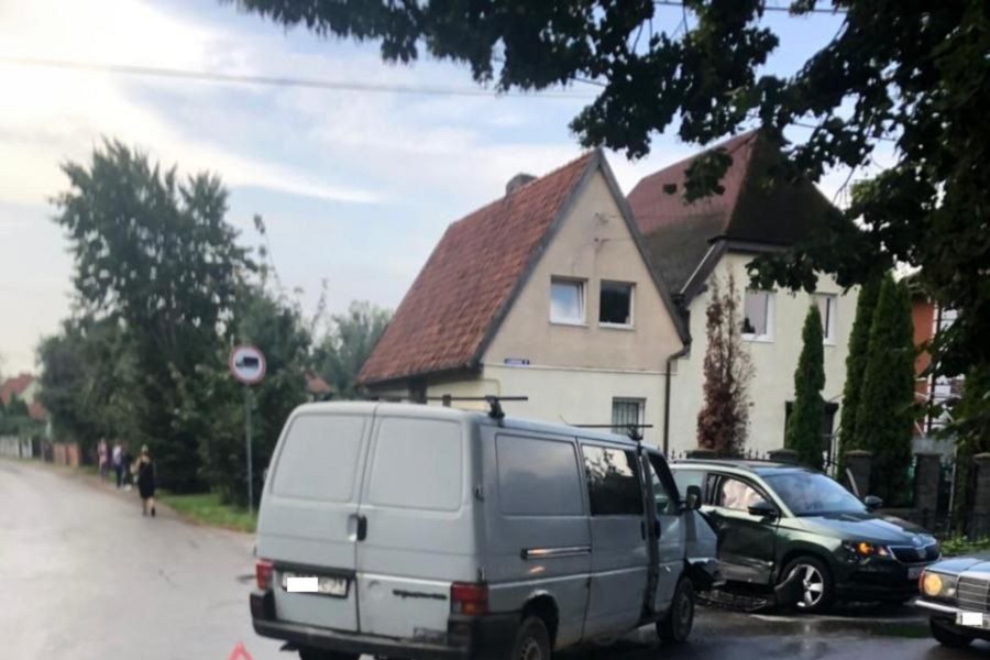 В Калининграде не уступившая дорогу автомобилистка совершила ДТП с пострадавшими (фото)