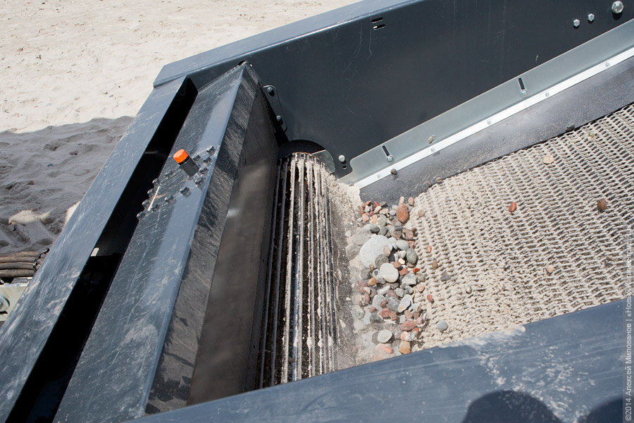 Машина «по потребности»: польский агрегат начал чистить песок на пляже Зеленоградска