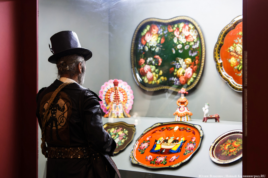 Вселенная смыслов и эмоций: в Музее искусств открылась выставка «Космос красного» (фото)