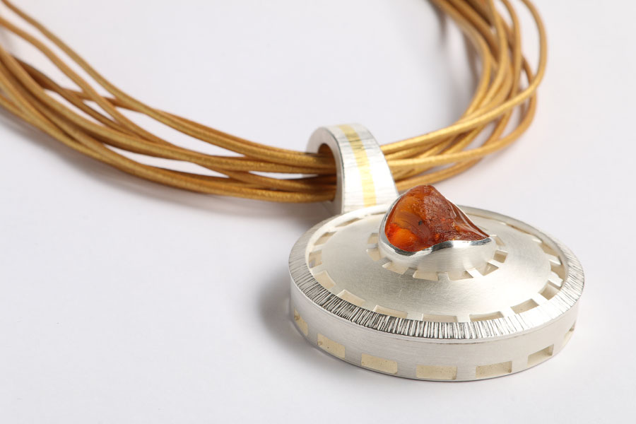 Что у янтаря на уме: в Музее янтаря открылась выставка ведущих ювелиров Латвии