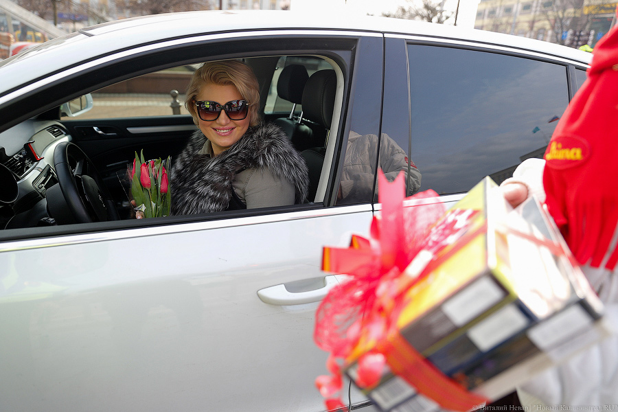 Простые романтики: как сотрудники ГИБДД девушкам цветы дарили (фото)