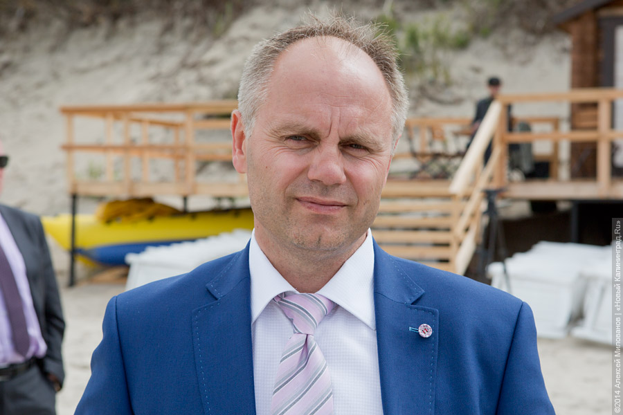 Машина «по потребности»: польский агрегат начал чистить песок на пляже Зеленоградска