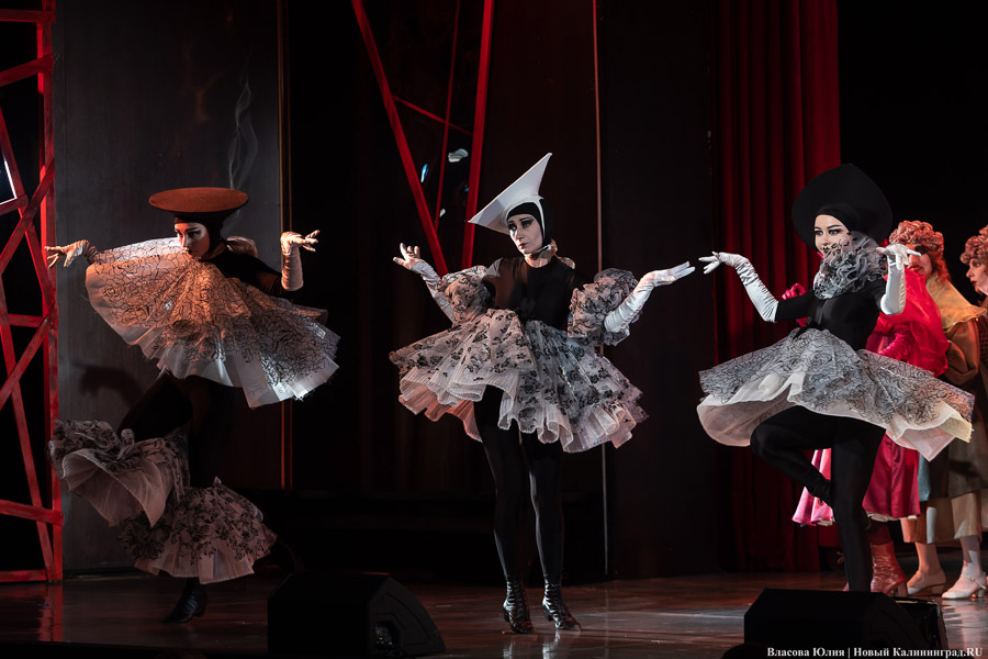 С интонациями The Beatles: в Музыкальном театре показали «Гоголюцинации Чичикова» (фото)