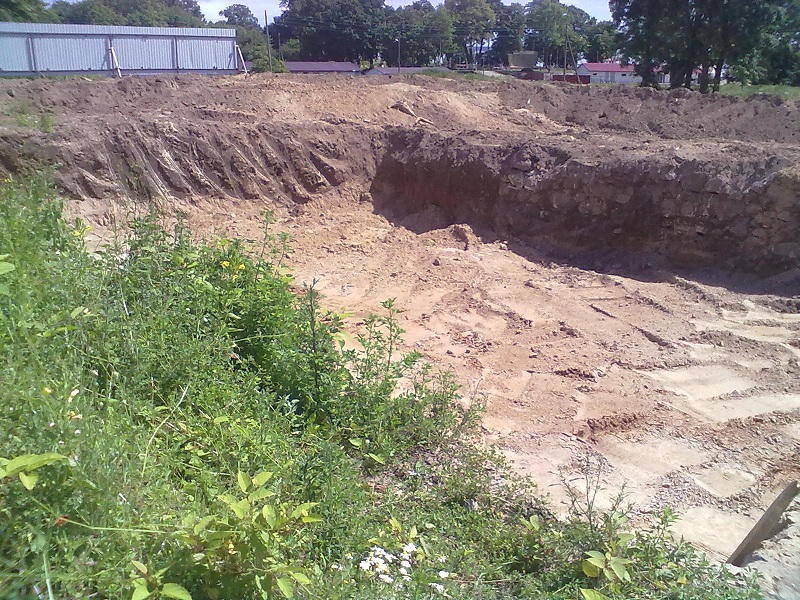 Кости в коробку: строители часовни в Калининградской области разорили немецкие могилы (фото)