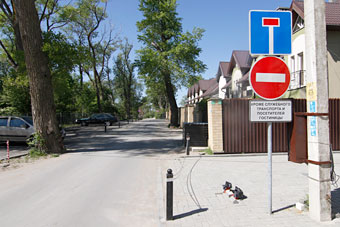 В Зеленоградске на подъезде к пляжу поставили дорожный знак «кирпич и тупик»