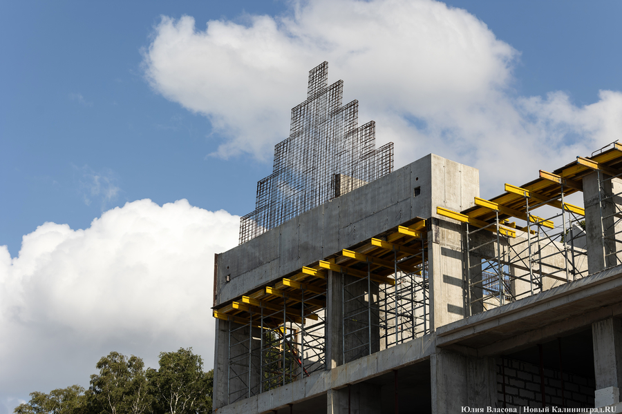 С видом на море и стройку: как выглядит пляж в Светлогорске этим летом