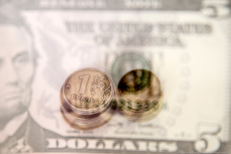 Рубль продолжил падение при открытии новых торгов