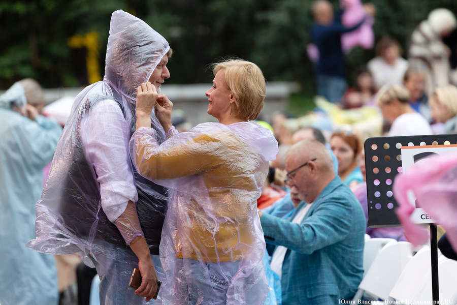 Бурлеска под дождём: Денис Мацуев выступил на острове Канта (фото)
