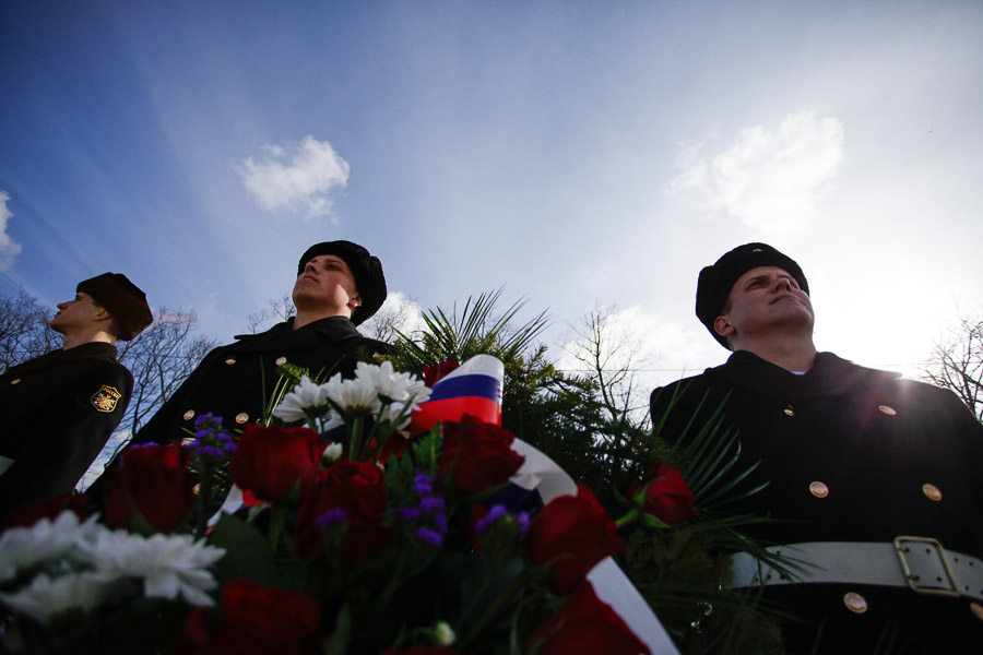 «И снова победа»: возложение венков и цветов на мемориале 1200 воинам-гвардейцам 
