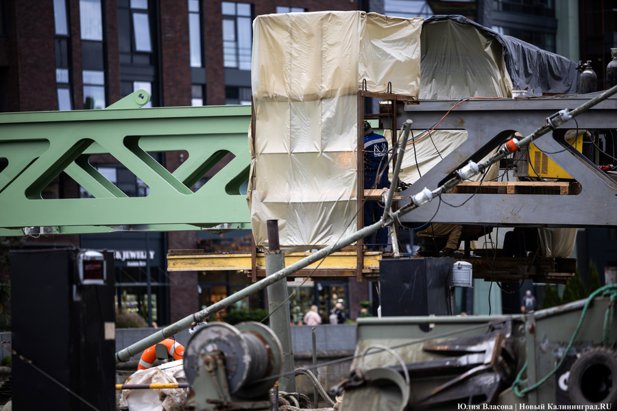 От «Юности» до Канта: в Калининграде монтируют арочный пролёт Философского моста (фото)