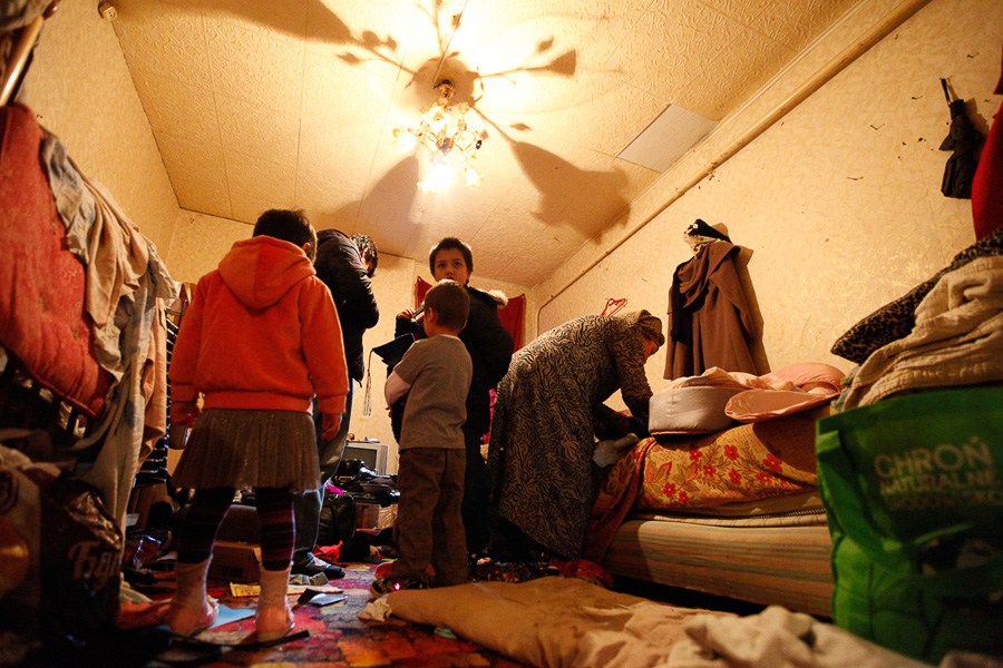 Капля в море, или 8 билетов в один конец: как судебные приставы отправили на родину таджикскую семью