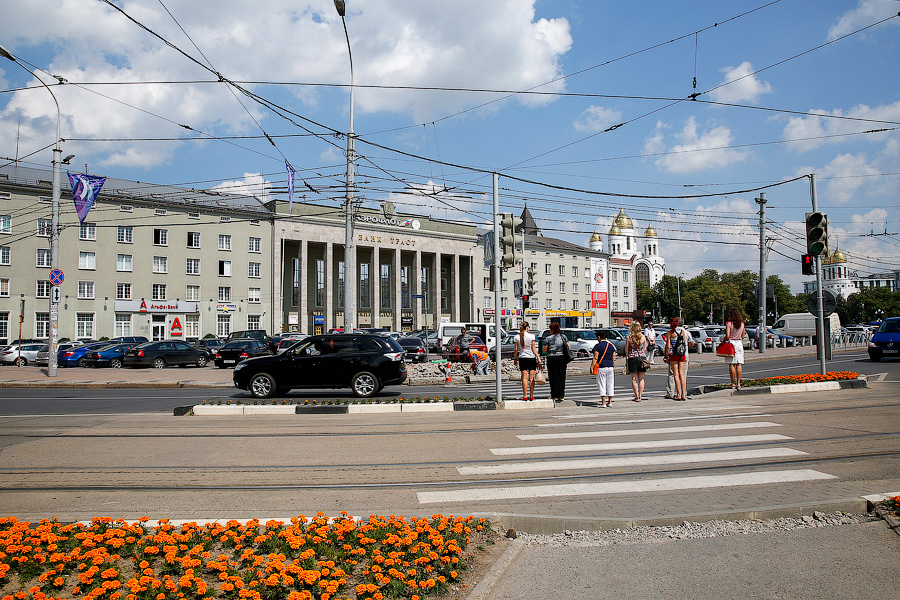 На площади Победы по поручению Ярошука выкапывают бордюры (фото)