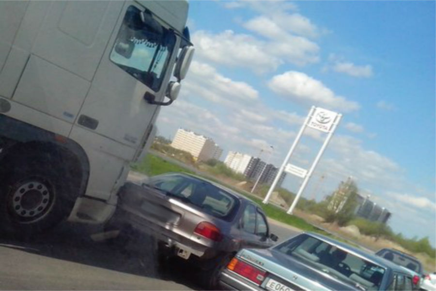 На Большой Окружной столкнулись грузовик и легковушка (фото)