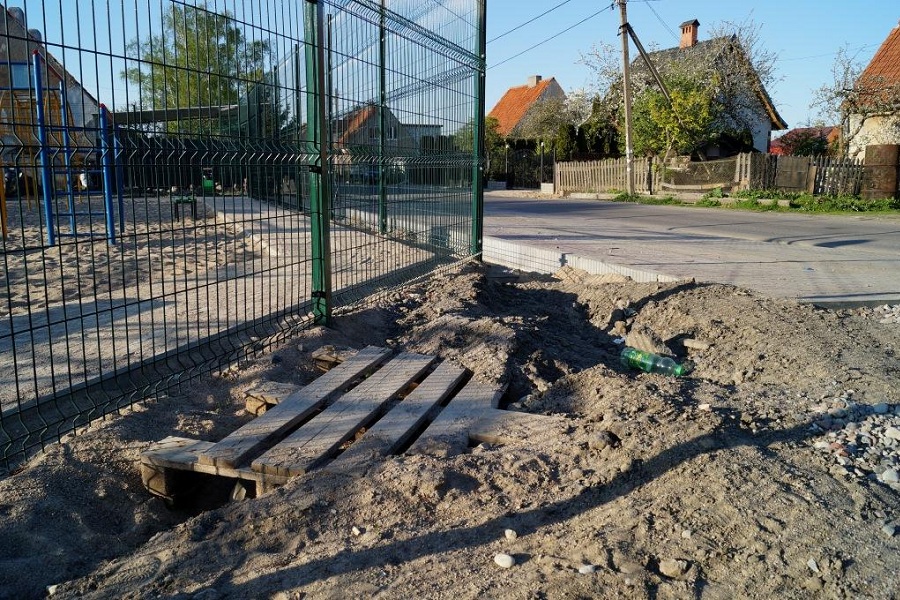 Горвласти решили достроить детскую площадку, которую приняли полгода назад (фото)