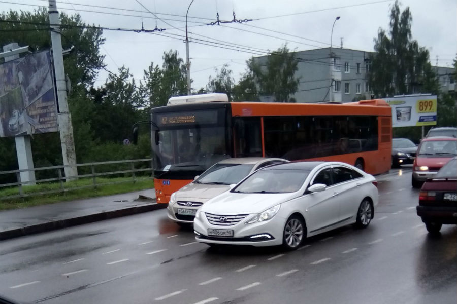 На Киевской столкнулись автобус и легковое авто, собирается пробка (фото)