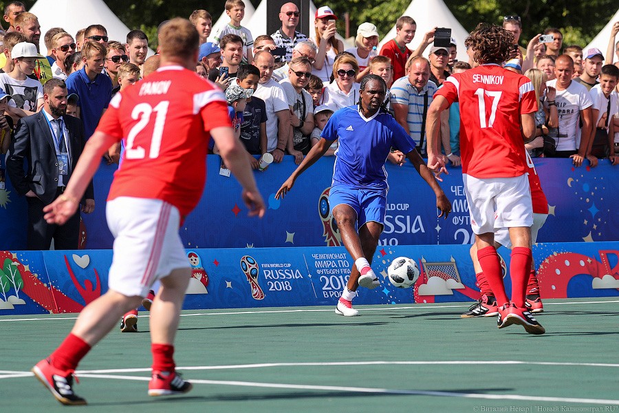 Праздник очередей и футбола: чем запомнился матч легенд ФИФА в Калининграде