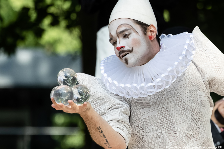 Это просто цирк какой-то: фестиваль «Башня» запустил уличную программу на «Балтике» (фото)