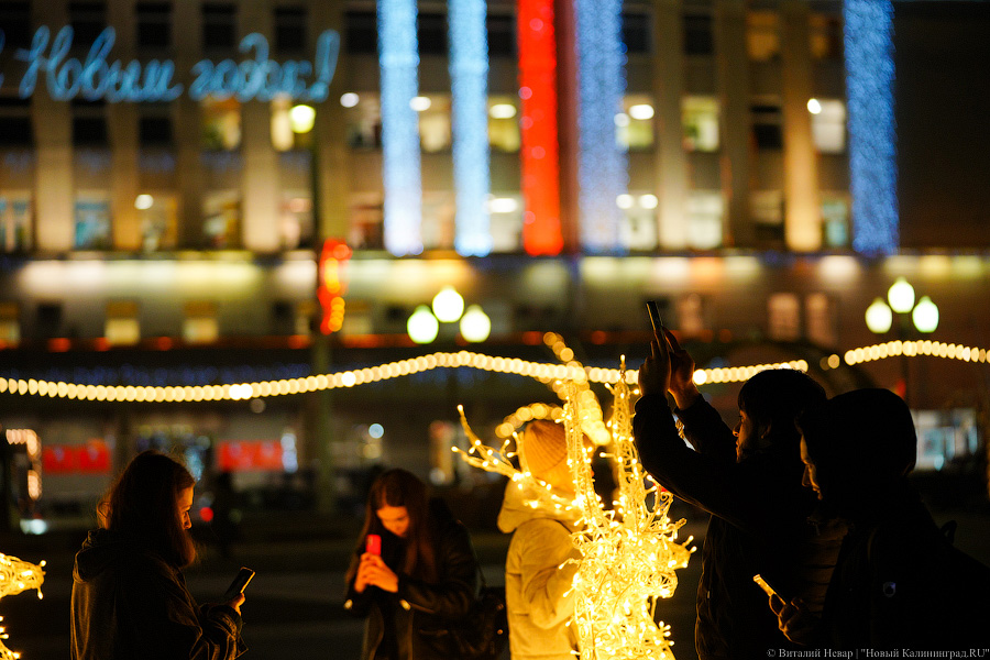 Калининград тоже украсили к Новому году. Сможете определить, где лучше? (фото)