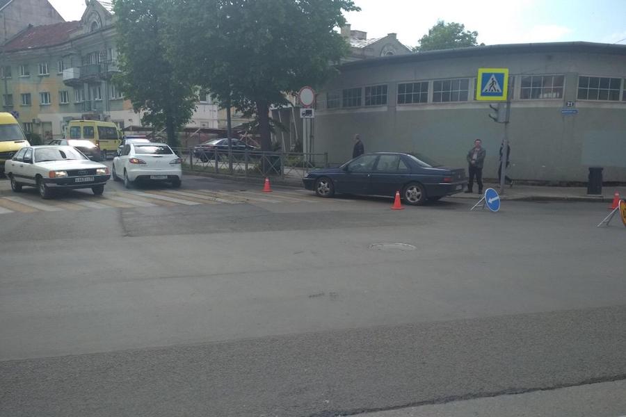 На Брамса «Пежо» сбил девушку-подростка (фото)