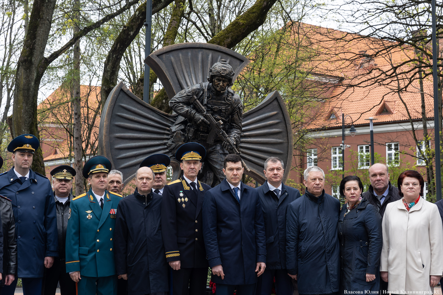 У здания областного правительства открыли памятник ФСБ (фото)