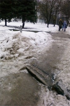 После жалоб на "мобильный Ярошука" снег на Зоологической убрали, но частично