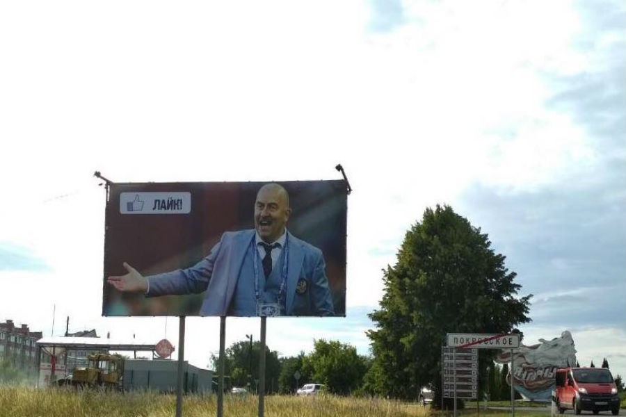 В Янтарном установили баннер с Черчесовым и хотят продолжить серию