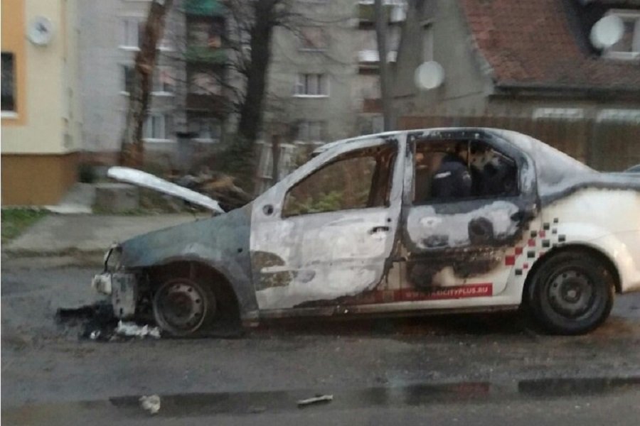 Очевидцы сообщают о сгоревшем автомобиле такси в Васильково (фото)