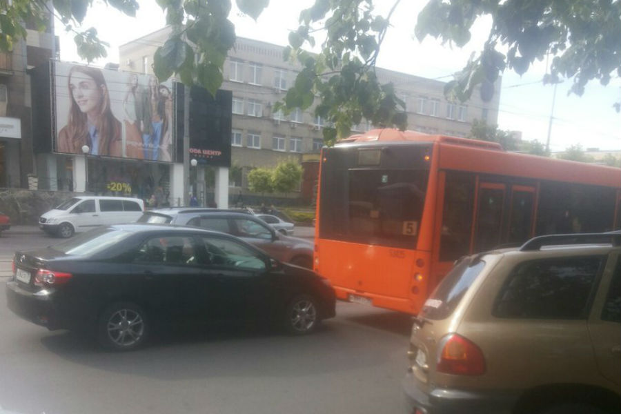 На Ленинском проспекте «Тойота» врезалась в автобус (фото)