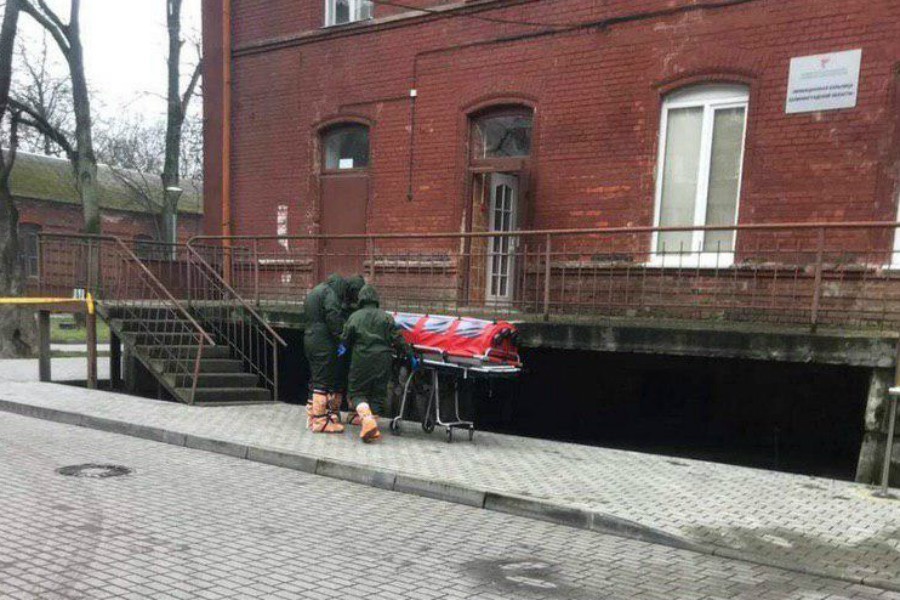 Калининградцев встревожили люди в противовирусных костюмах у инфекционной больницы (фото)