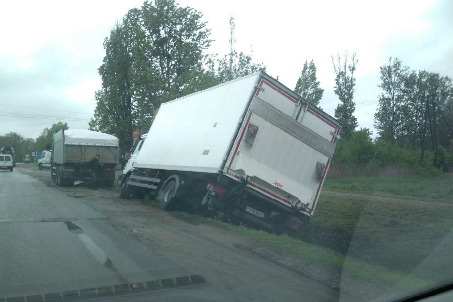 В Гурьевске грузовик на прямом участке дороги вылетел в кювет (фото)