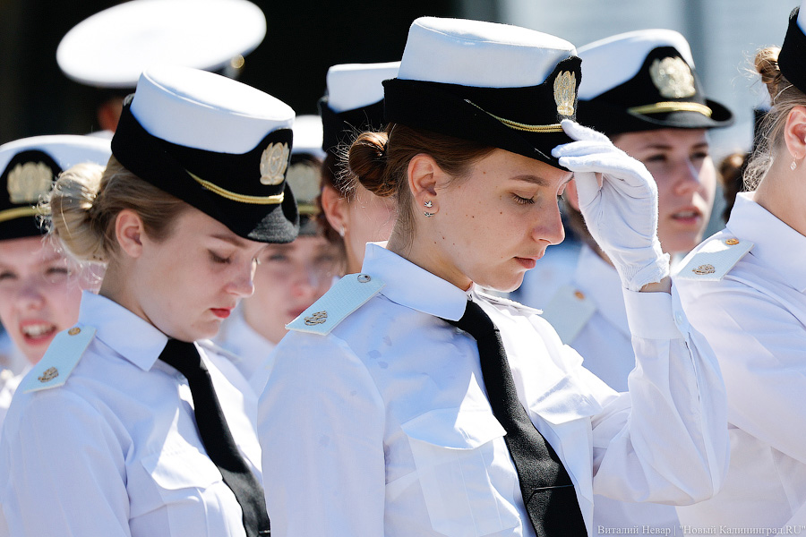 Погоны, кортики и женщины-офицеры: как прошел выпуск в БВМИ (фото)